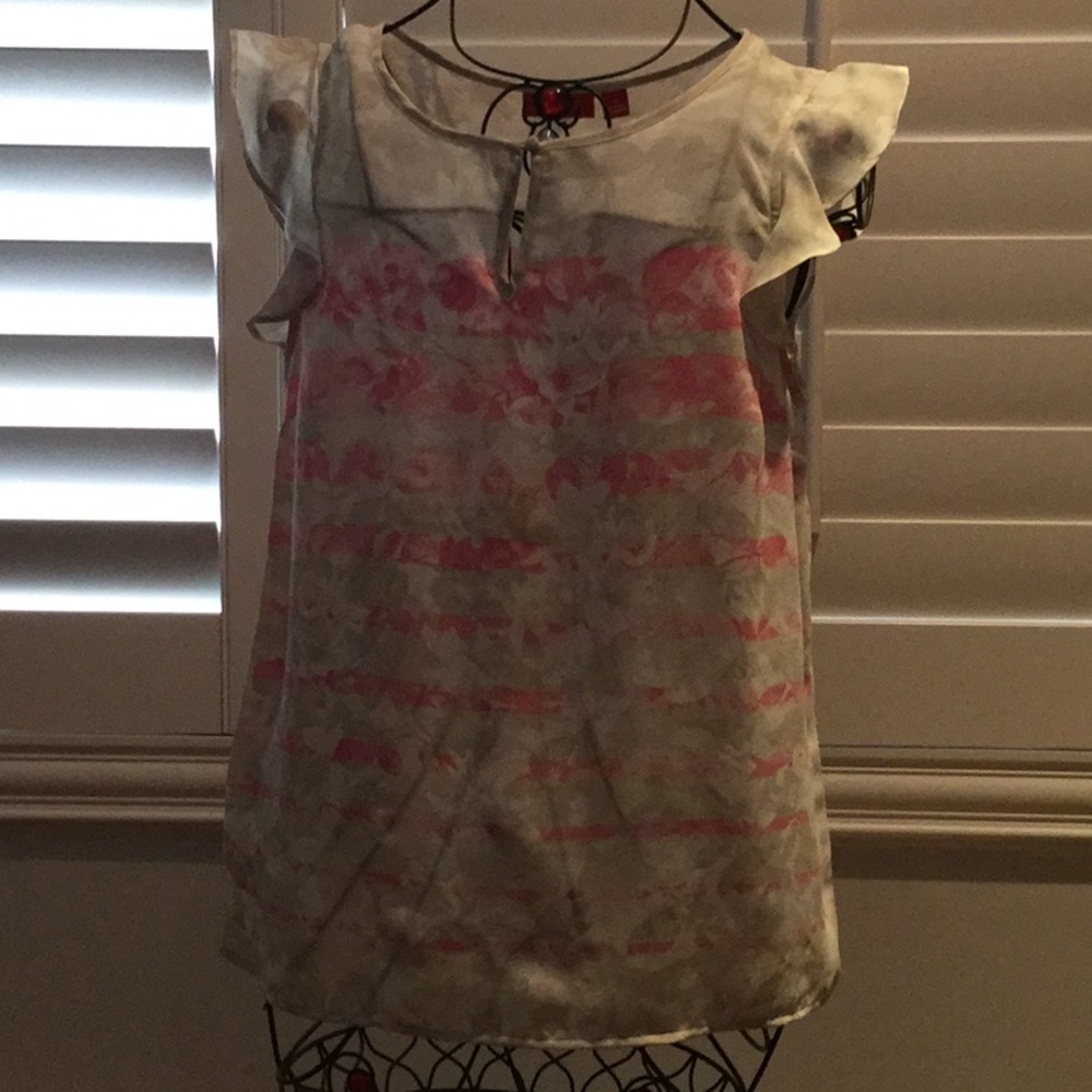 Ruffles sleeves